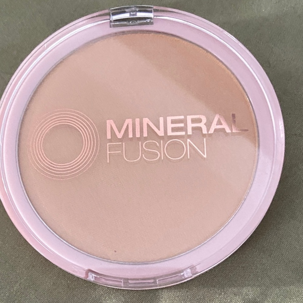 Mineral Fusion Pressed Powder - Warm 3 Golden Making Beauty Healthy - Picture 2 of 7